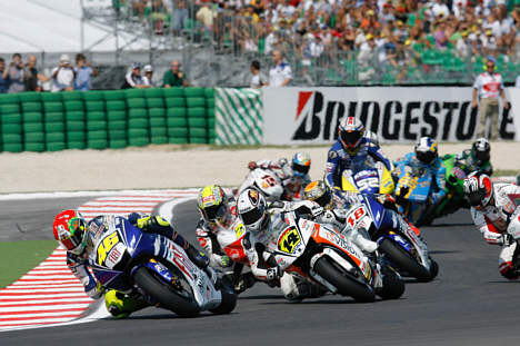 Med den italienske mega-stjerne, Fiat Yamahas Valentino Rossi i spidsen, indtager MotoGP feltet Indianapolis i denne weekend – for første gang nogensinde.
